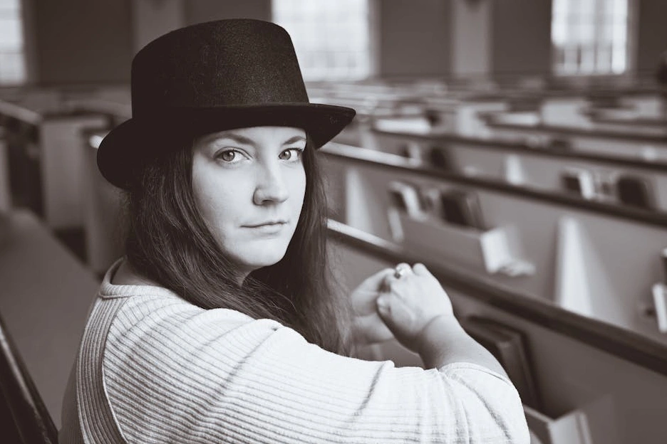 Studenti di business della moda che collaborano a un progetto in un ambiente elegante a Milano.